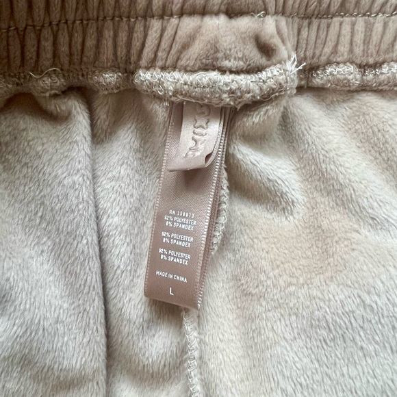 Skims velour pajama set in Honey color - Picture 7 of 8